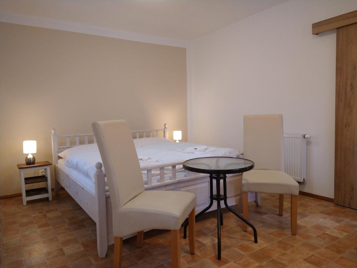 Apartmany Maly Mnich Mníšek pod Brdy Екстериор снимка