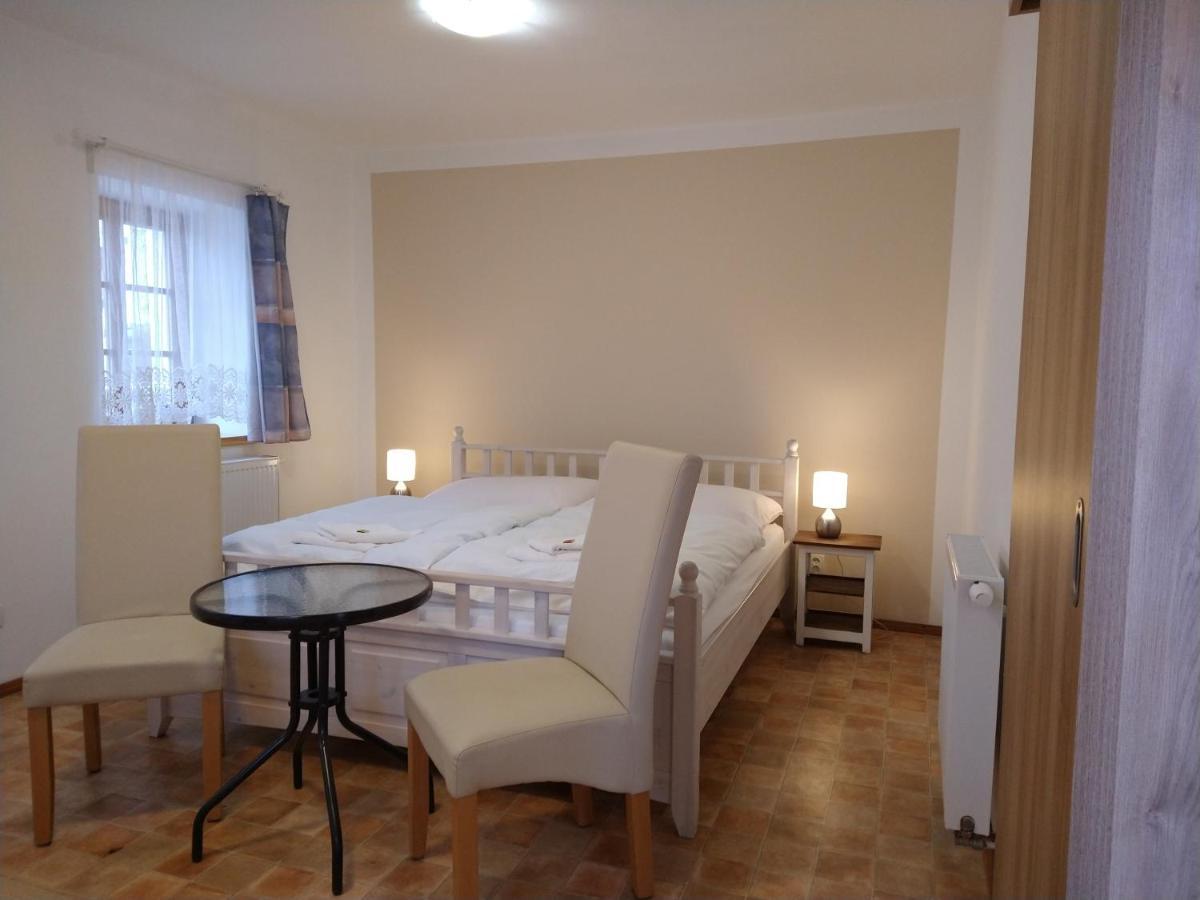 Apartmany Maly Mnich Mníšek pod Brdy Екстериор снимка